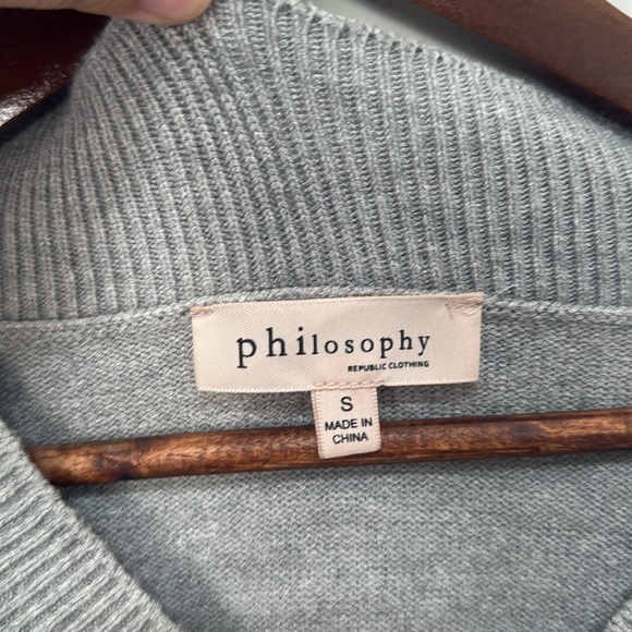 Philosophy women’s Gray Long Sleeve Sweater V-Neckline Gray size Small - Picture 2 of 4